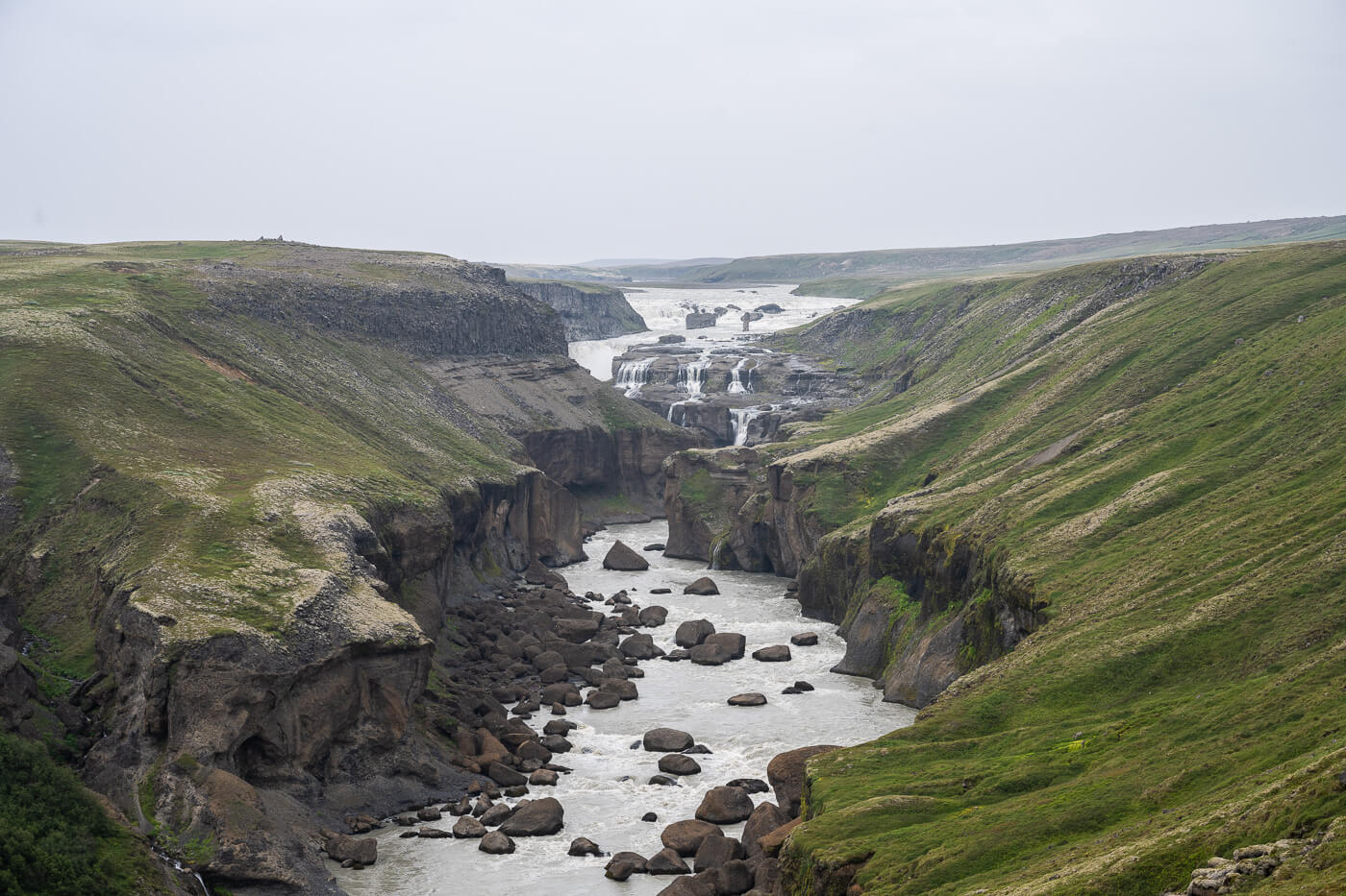 Distant view of Dynkur and the Þjórsá canyon from the highland approach.