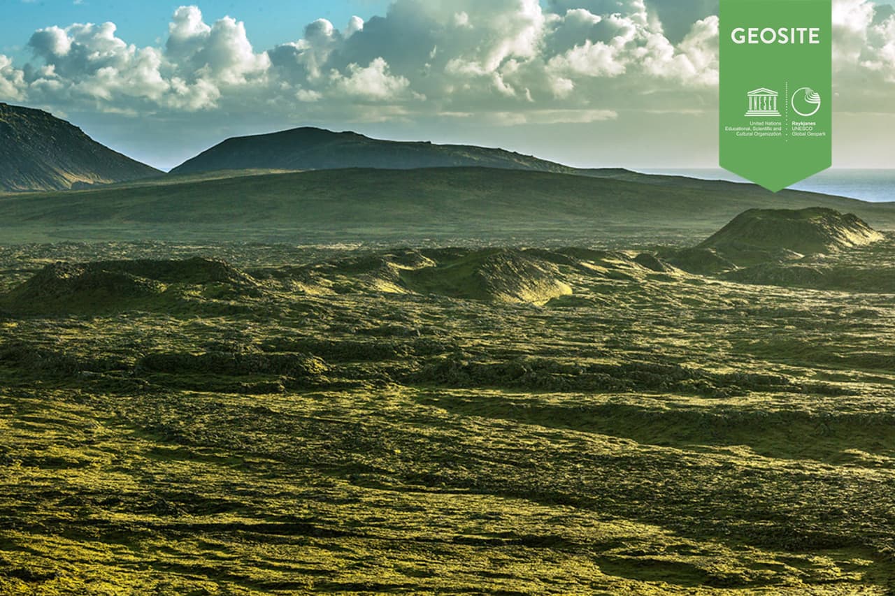 View across the Sundhnúksröðin crater row and lava landscape north of Grindavík.