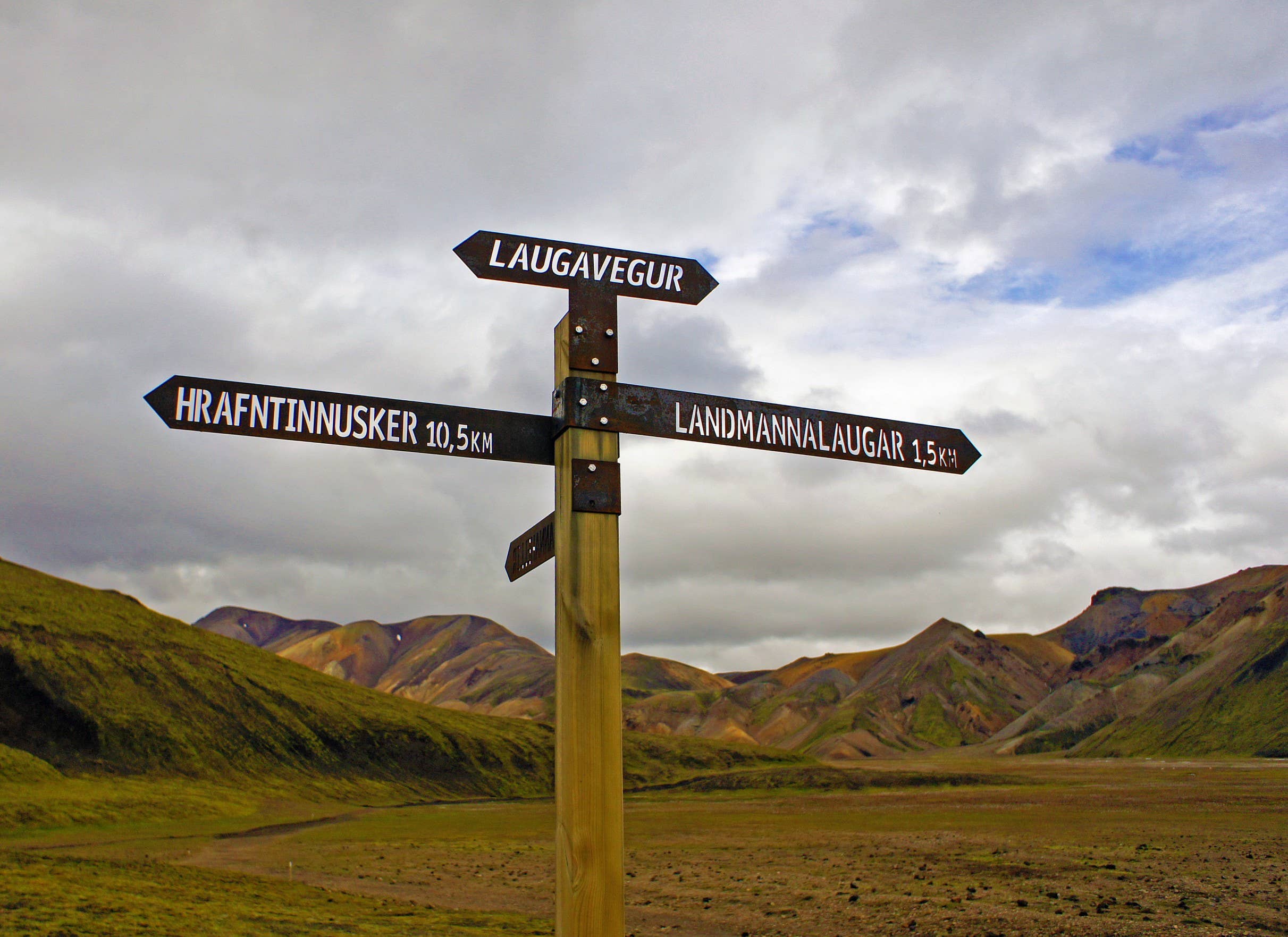 Trail sign on Laugavegur pointing toward Landmannalaugar and Hrafntinnusker.