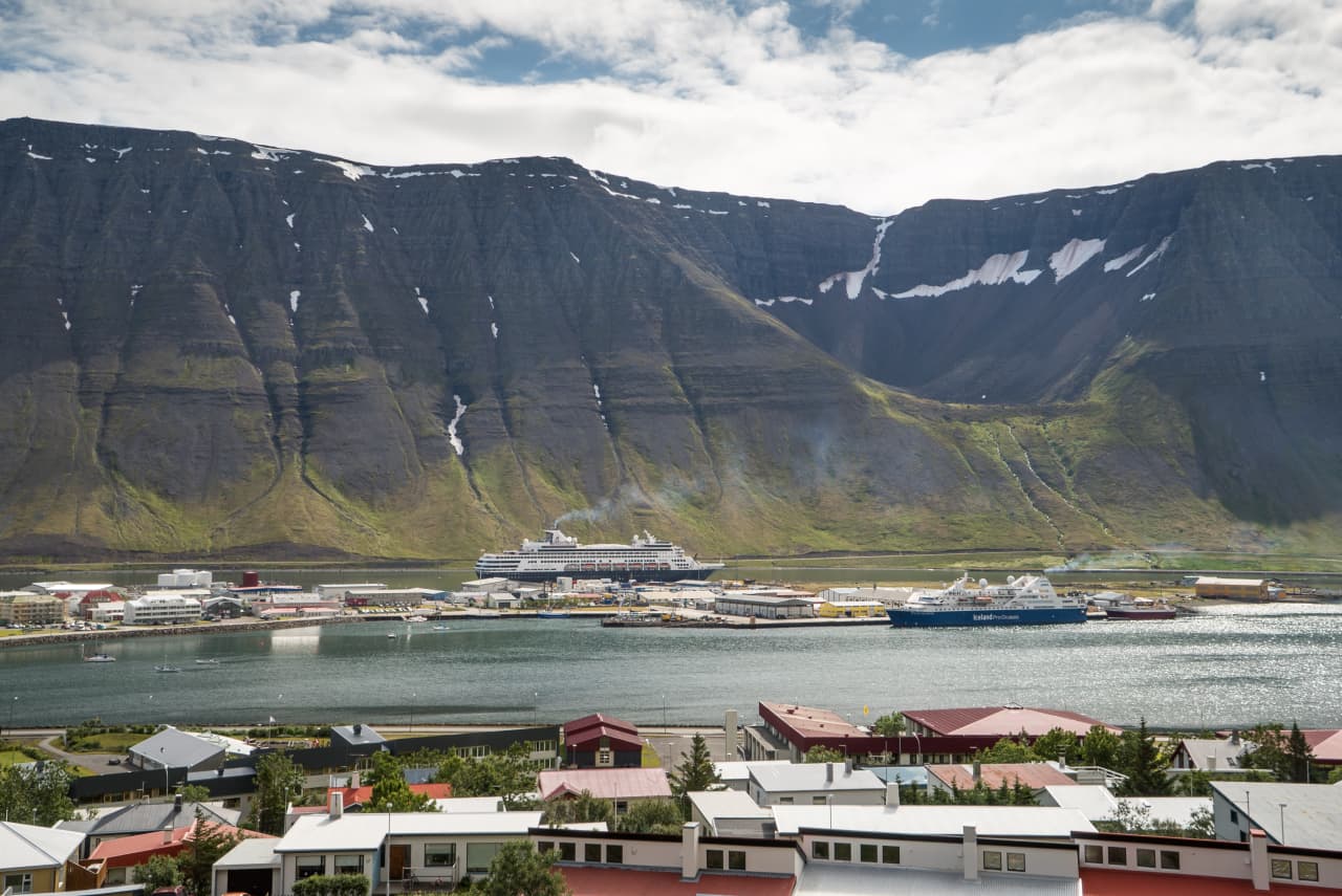 Seasonal Westfjords mountain context around Naustahvilft above Ísafjörður.