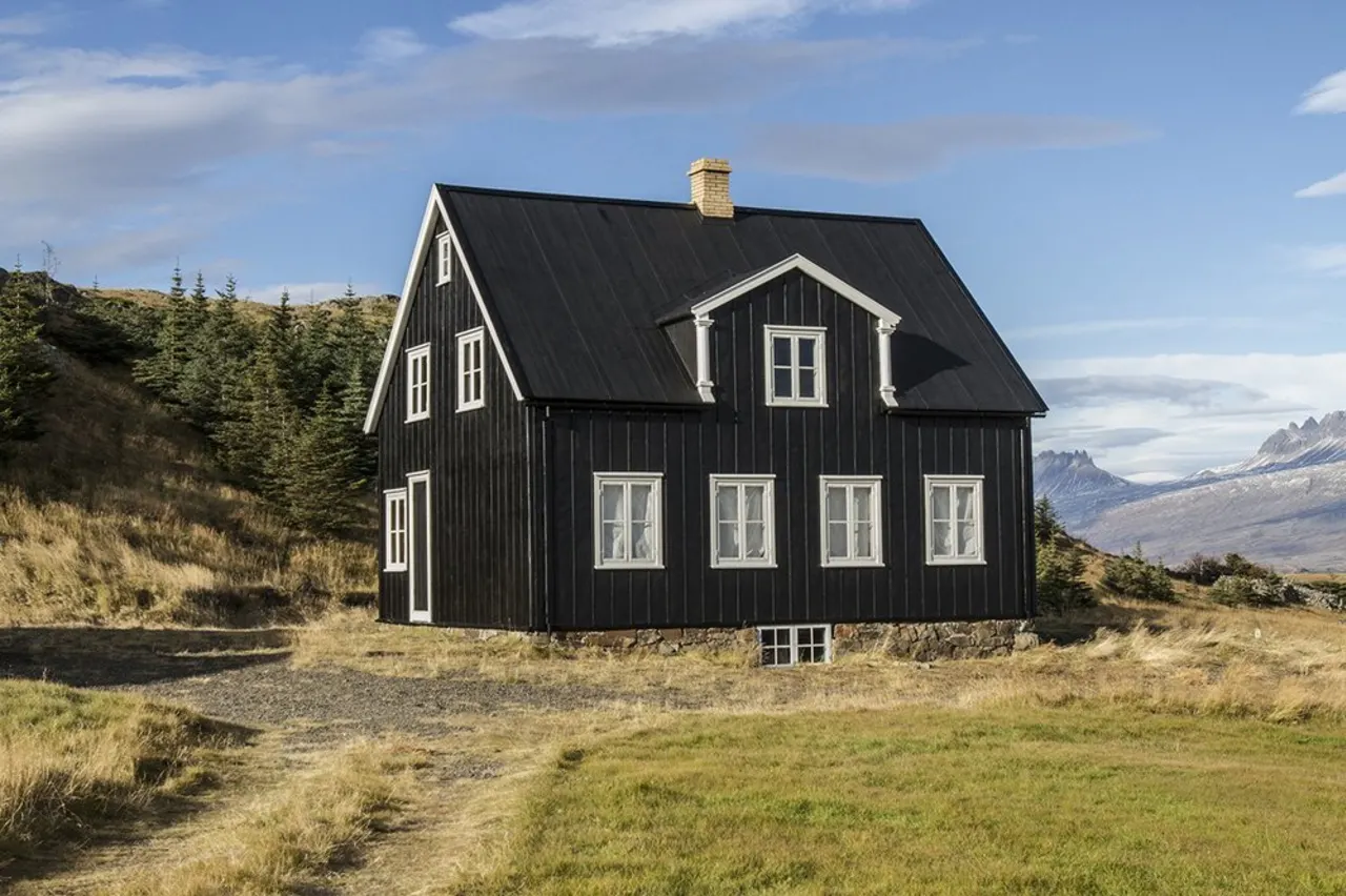 Black Weywadt House at Teigarhorn with East Iceland mountains behind it