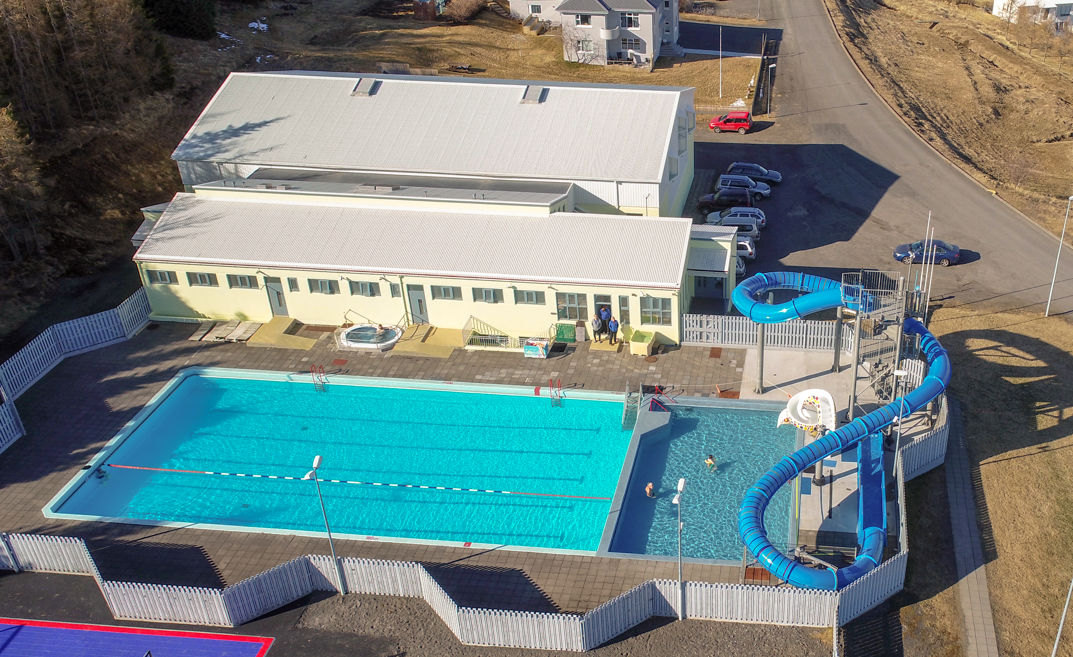 Outdoor swimming pool and service building in Varmahlíð.
