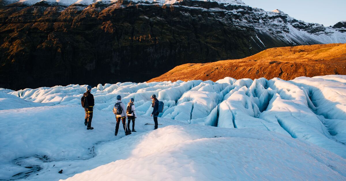 A glacier guide briefing hikers on a safe route at Falljökull before they head onto the ice.