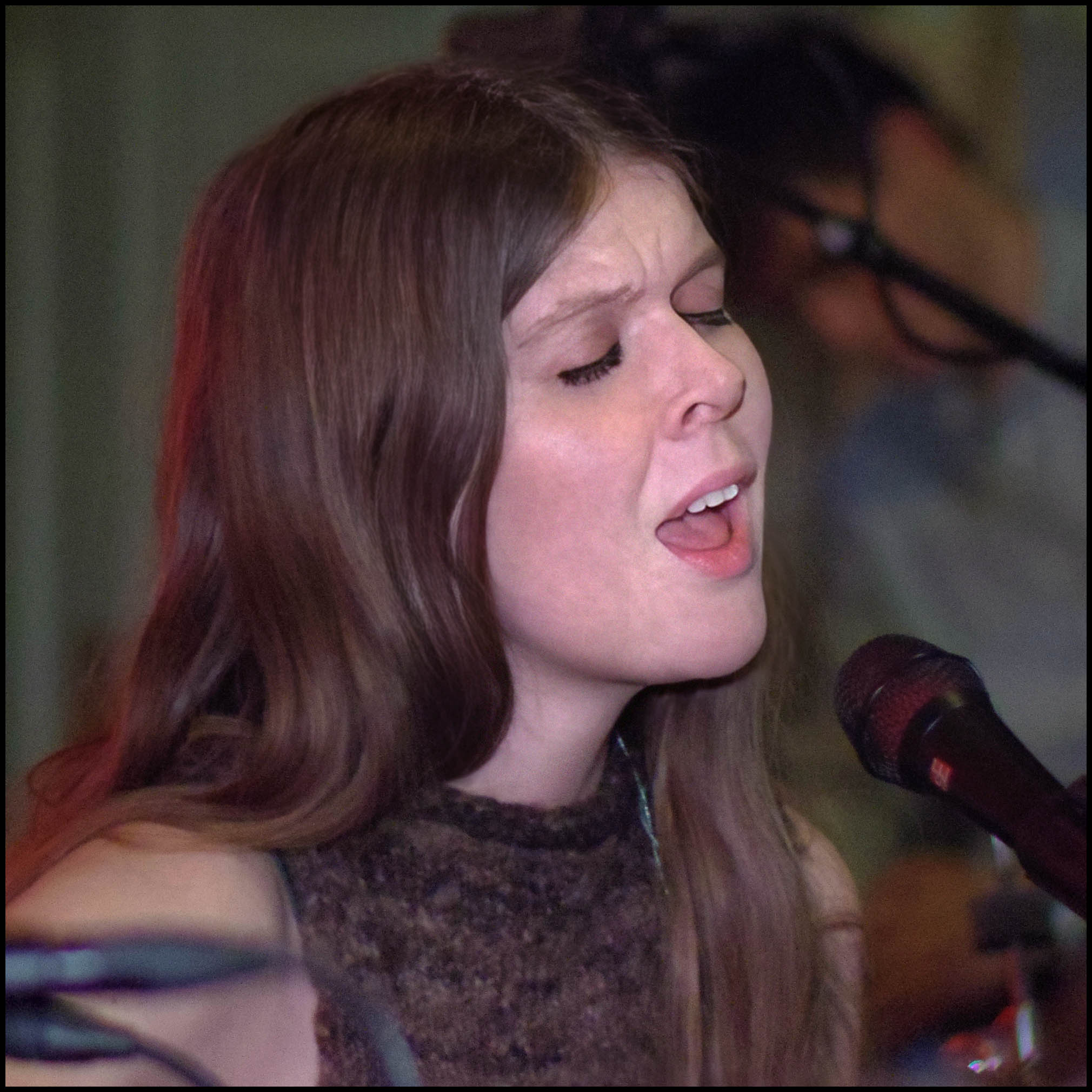 Jófríður Ákadóttir singing into a microphone at Iceland Airwaves in 2025