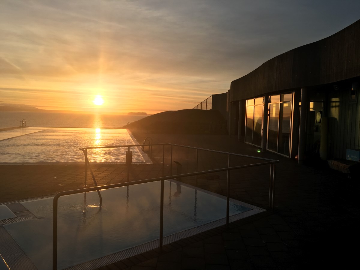Hofsós Swimming Pool and hot tub overlooking Skagafjörður at sunset