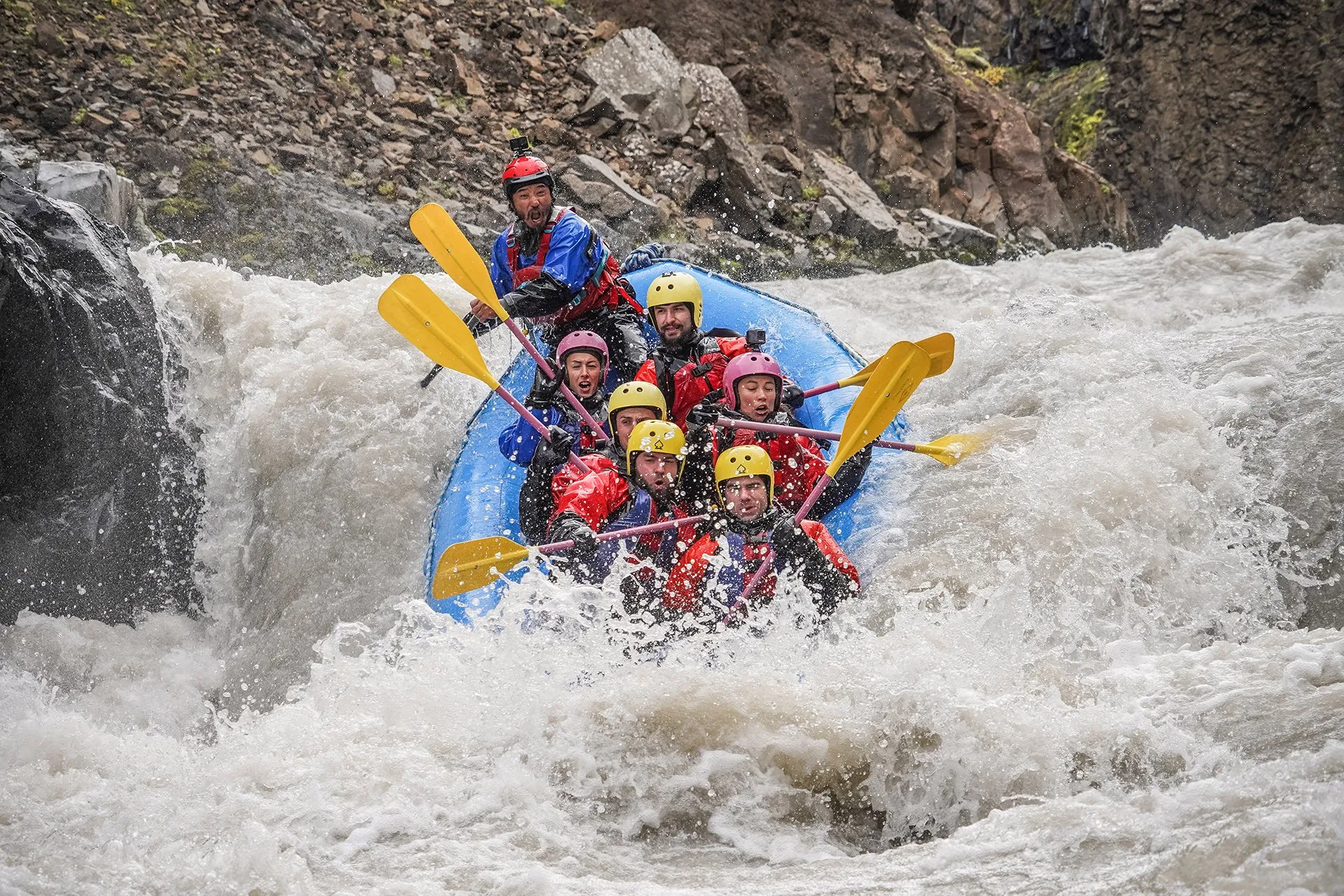 A raft driving head-on through a large green rapid on Austari Jökulsá.