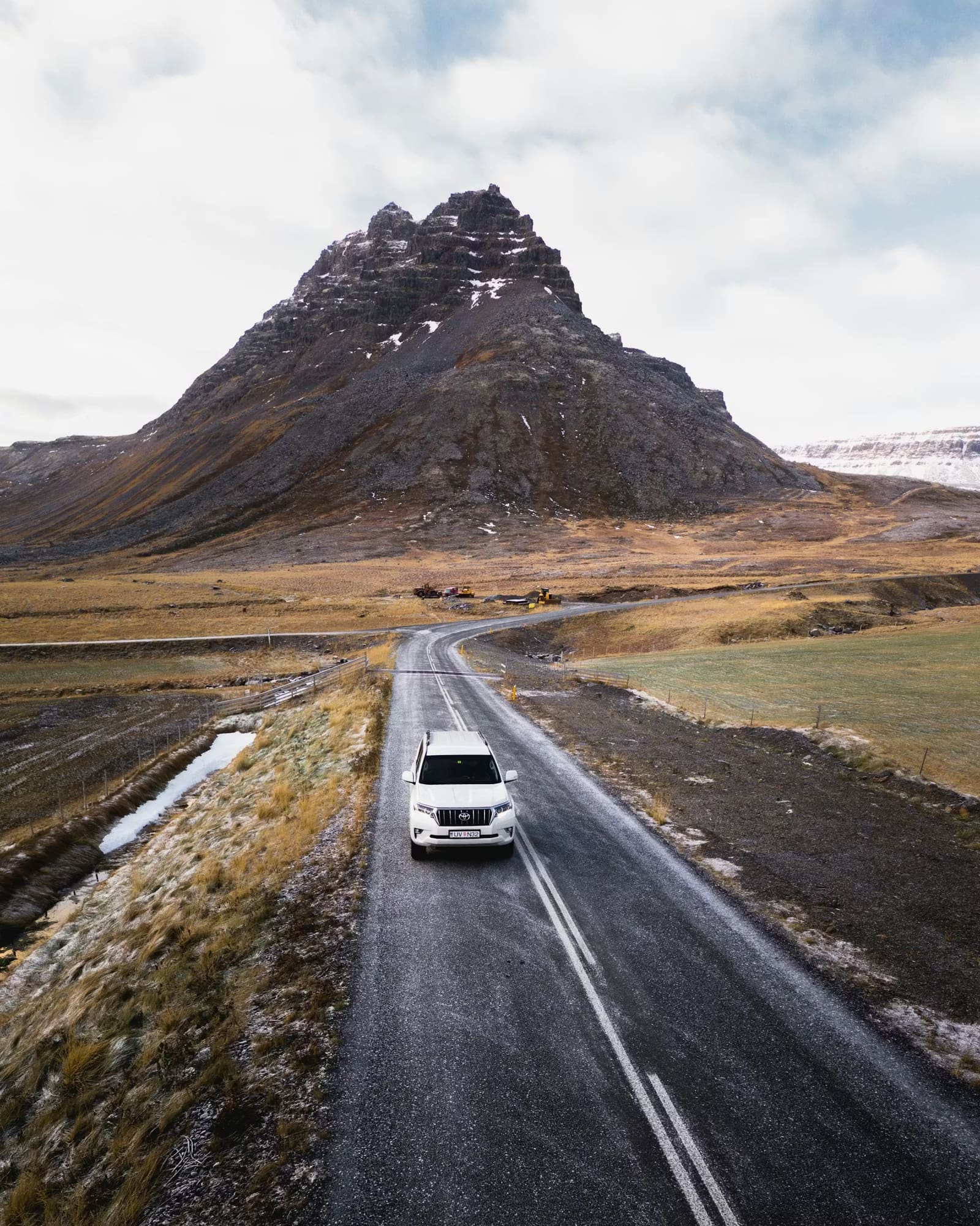Vehicle on an Iceland winter road during a self-drive route decision