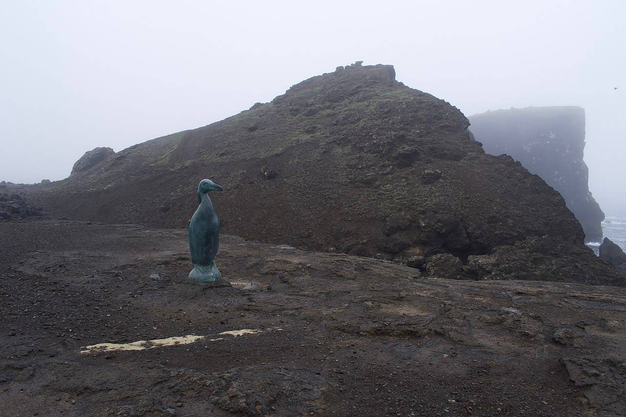 Rounded boulders covering the Valahnúkamöl ridge on the Reykjanes coast.