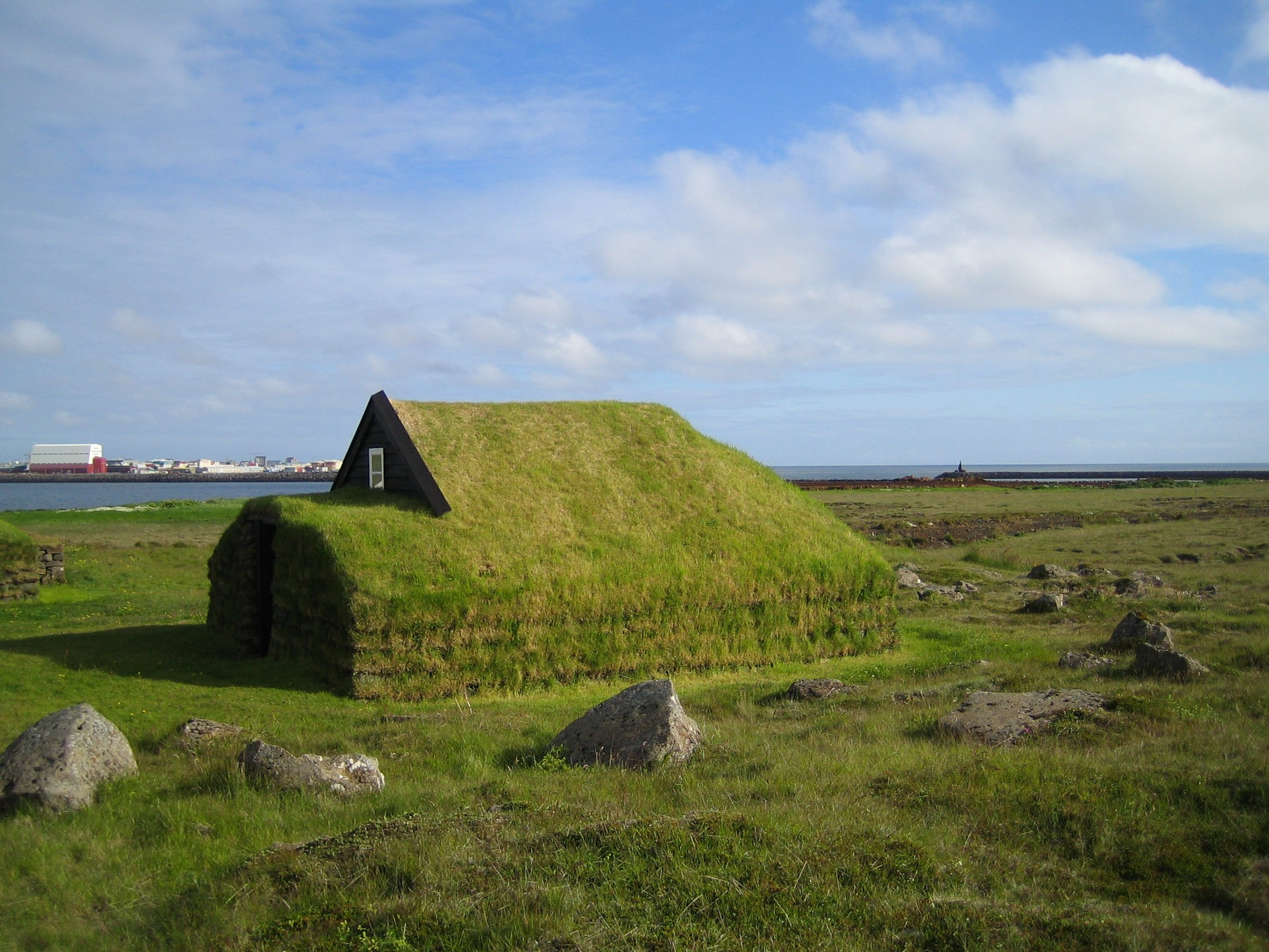 Side view of the stone and turf walls at Stekkjarkot in Reykjanesbær.