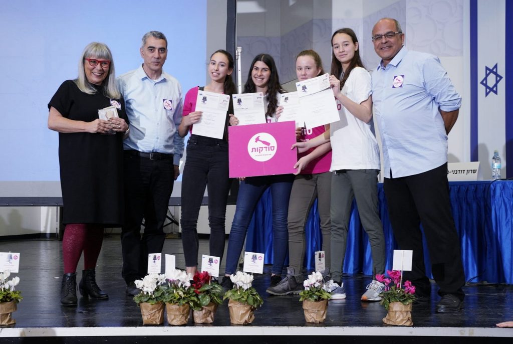 נבחרת הנערות של חט"ב חשמונאים זכו במקום הראשון בישראל למתמטיקה
