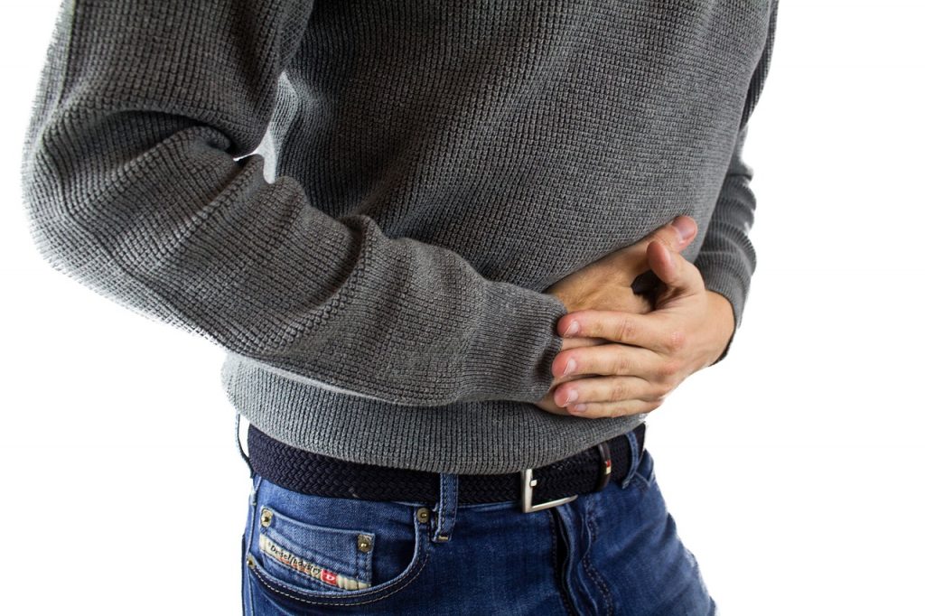 איך להימנע מכאבי בטן קבועים כתוצאה ממזון