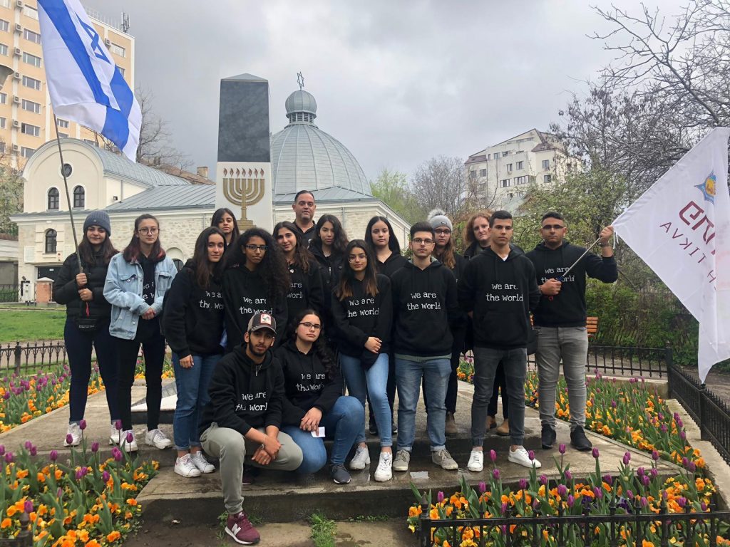 תלמידי תיכונים תאומים יזמו טקס מרגש בעיר יאשי, ברומניה