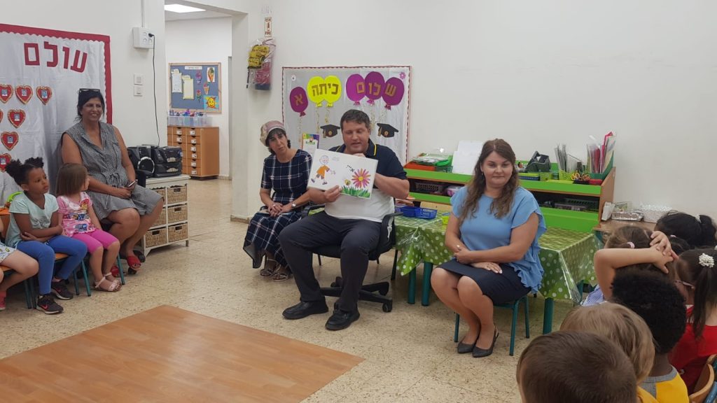 ראש העיר הקריא סיפור לילדי הגן