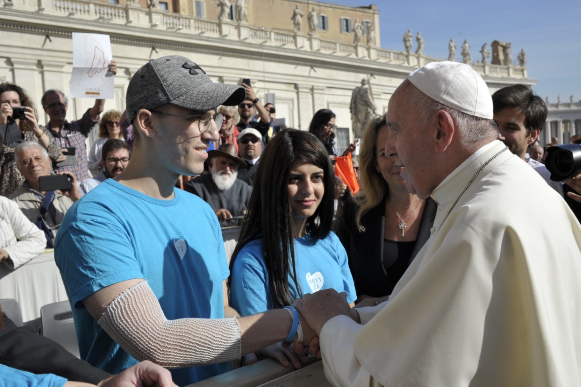 מתל אביב לרומא: יובל בן ה-19 נפגש עם האפיפיור בוותיקן