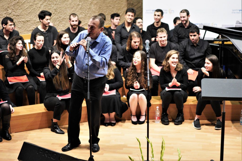 ראש עיריית תל - אביב - יפו רון חולדאי מנגן באירוע במכללת לוינסקי לחינוך 
