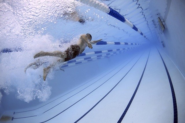 איך להימנע מפציעות באימוני השחייה?