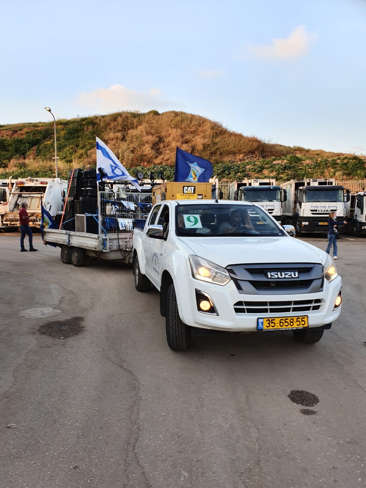 לג בעומר – משאיות מוסיקה ולהטוטי אש במקום מדורות