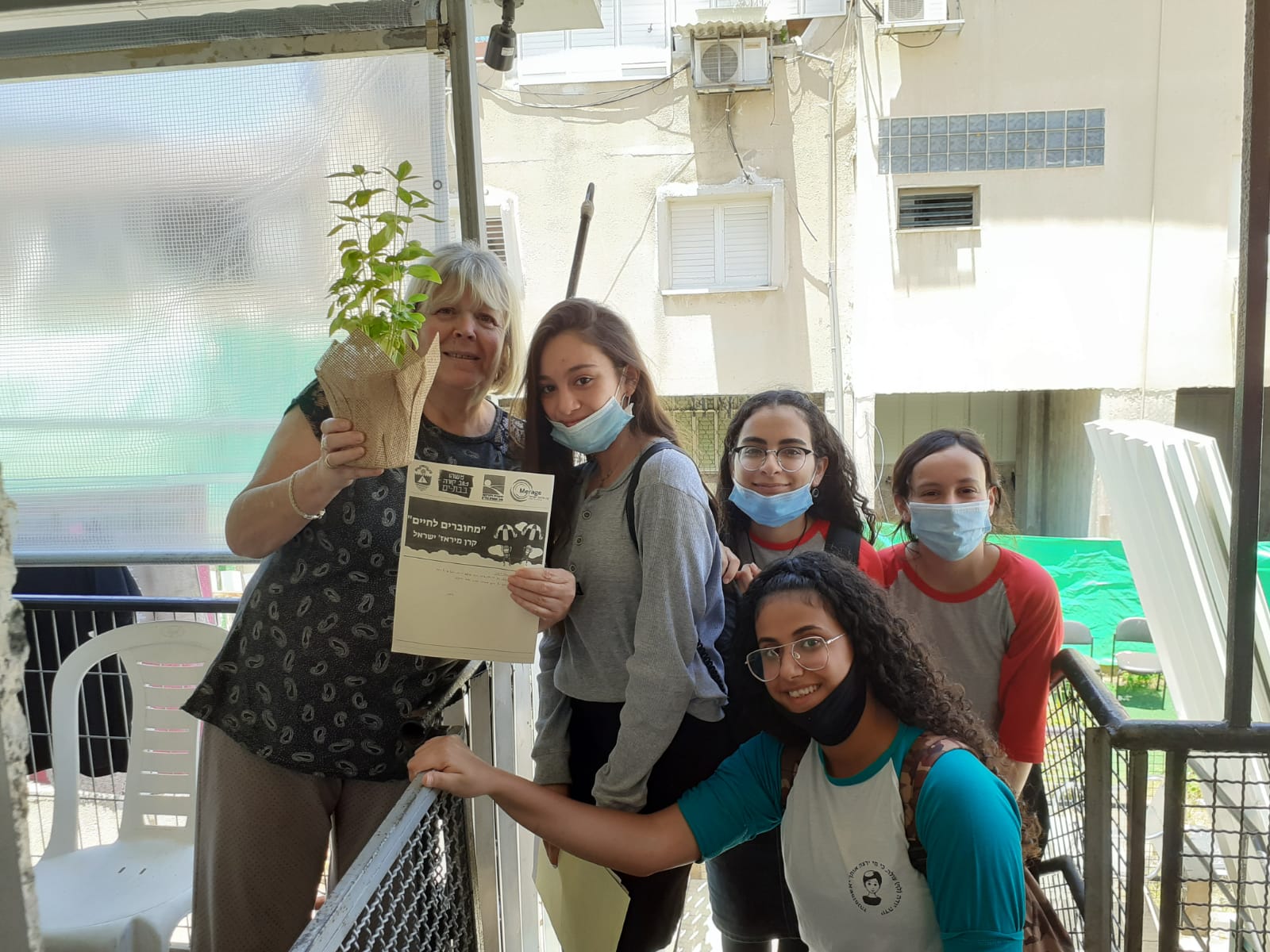 תלמידי העיר בת ים המשתתפים בתכנית "מחוברים לחיים" ביקרו את הקשישים בביתם בזמן הקורונה