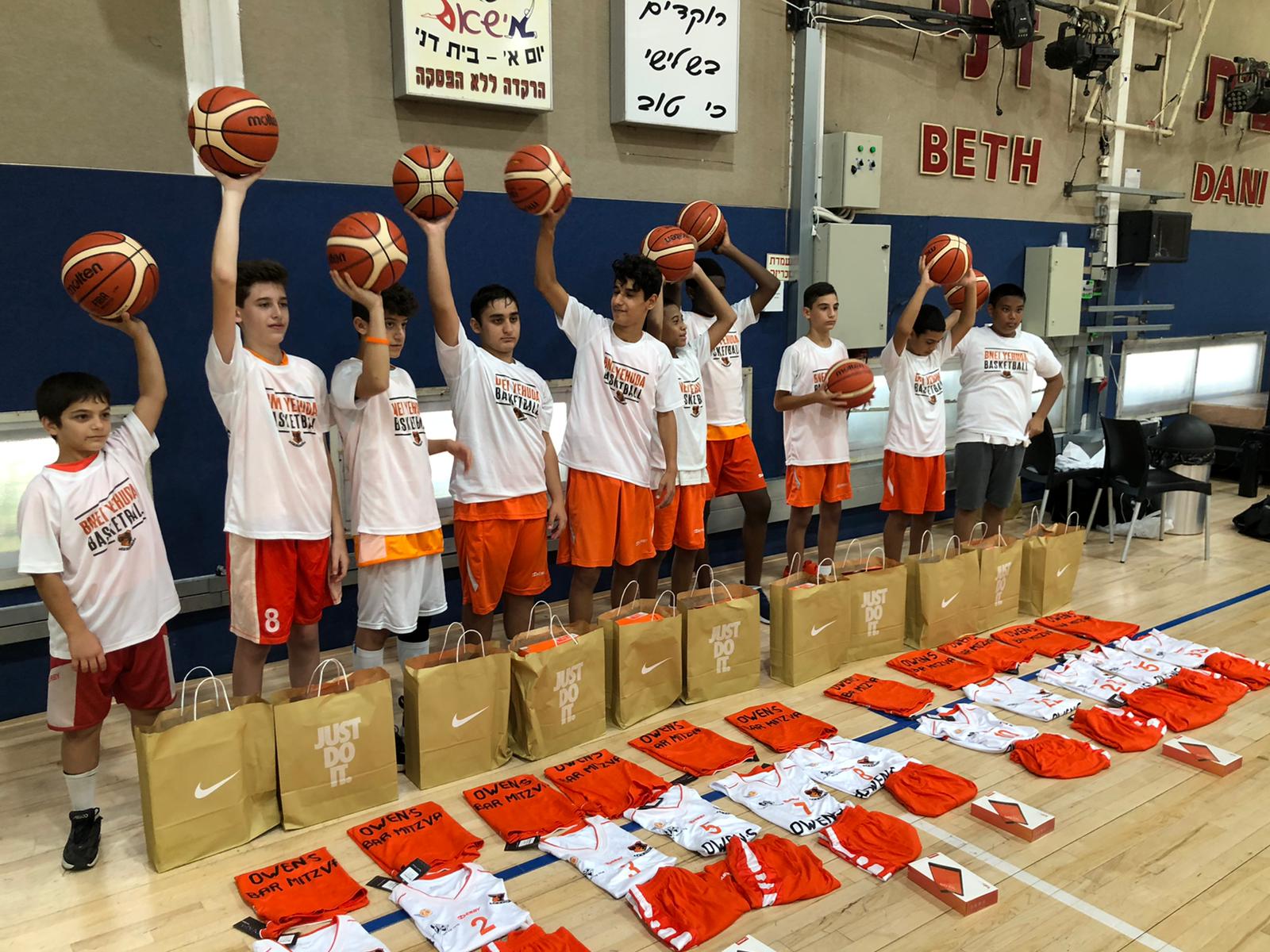 קרן אייסף ועמותת הלב מאמצות קבוצת כדורסל משכונת התקווה