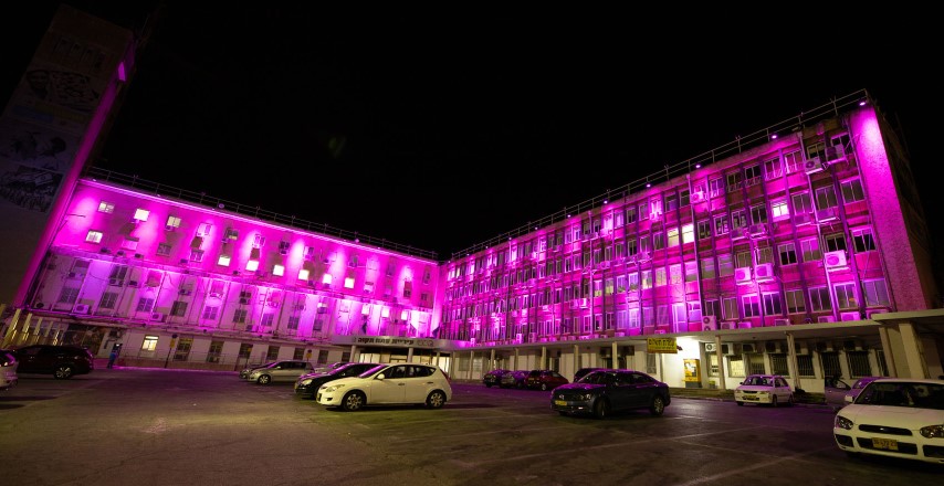 חודש המודעות לגילוי מוקדם של סרטן השד: מאירים את בניין העירייה בוורוד