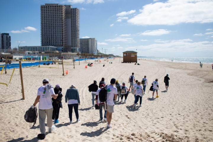 ממשיכים לנקות את החופים: עיריית בת-ים בשיתוף מאות מתנדבים נרתמו לצורך פינוי הזפת