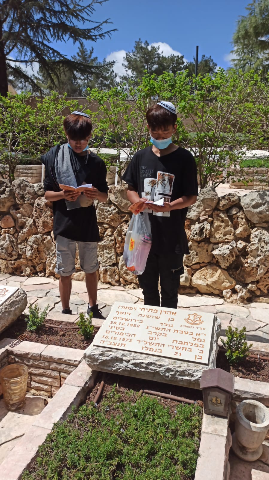 קדושים הם: פוקדים את קבריהם של בוגרי הכפר שנפלו במערכות ישראל