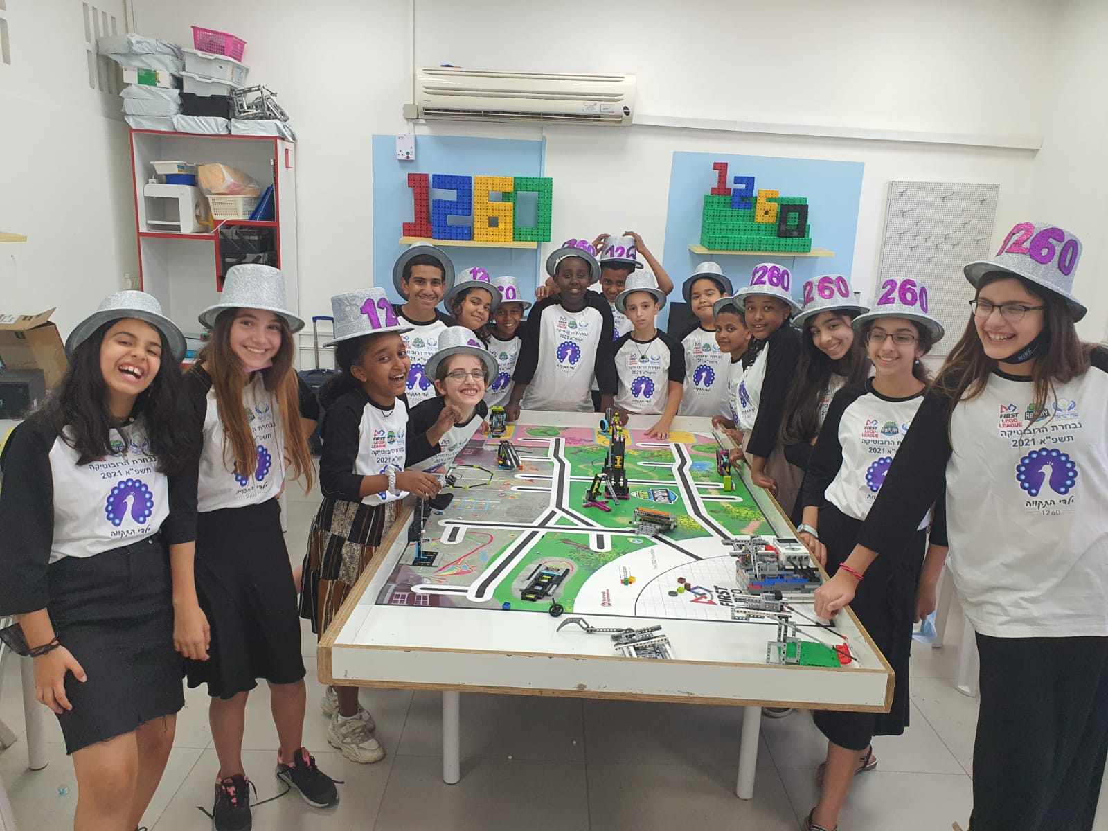 "ילדי התקווה" של בית ספר חמ״ד תורני ״נצח ישראל״ זכו בגביע על פרס מצוינות הנדסית בתחרות הרובוטיקה fll