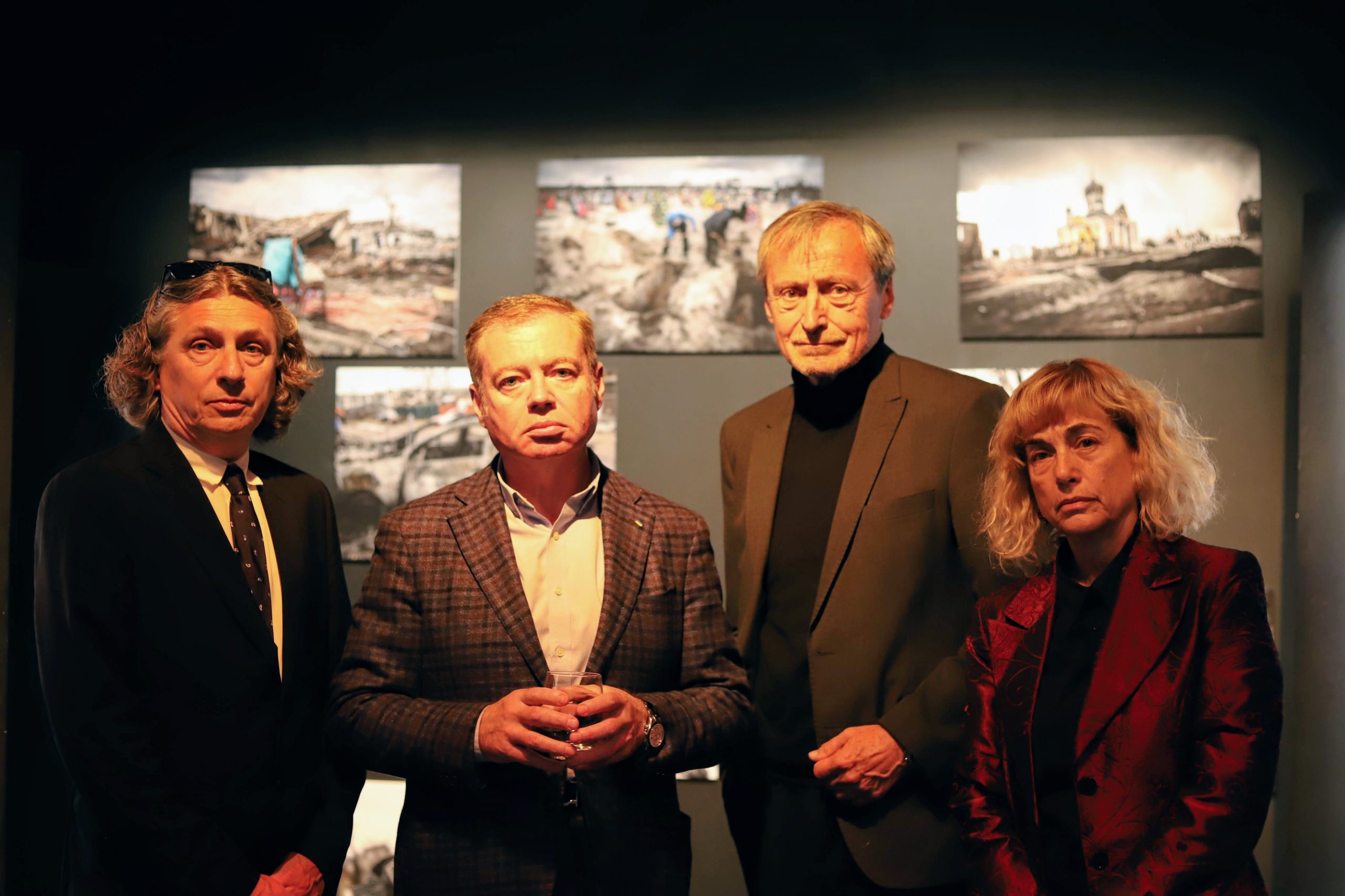 שגריר אוקראינה בתערוכת צילומי מלחמה בתל אביב