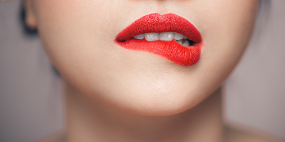 עיבוי שפתיים על ידי מילוי בחומצה היאלורונית