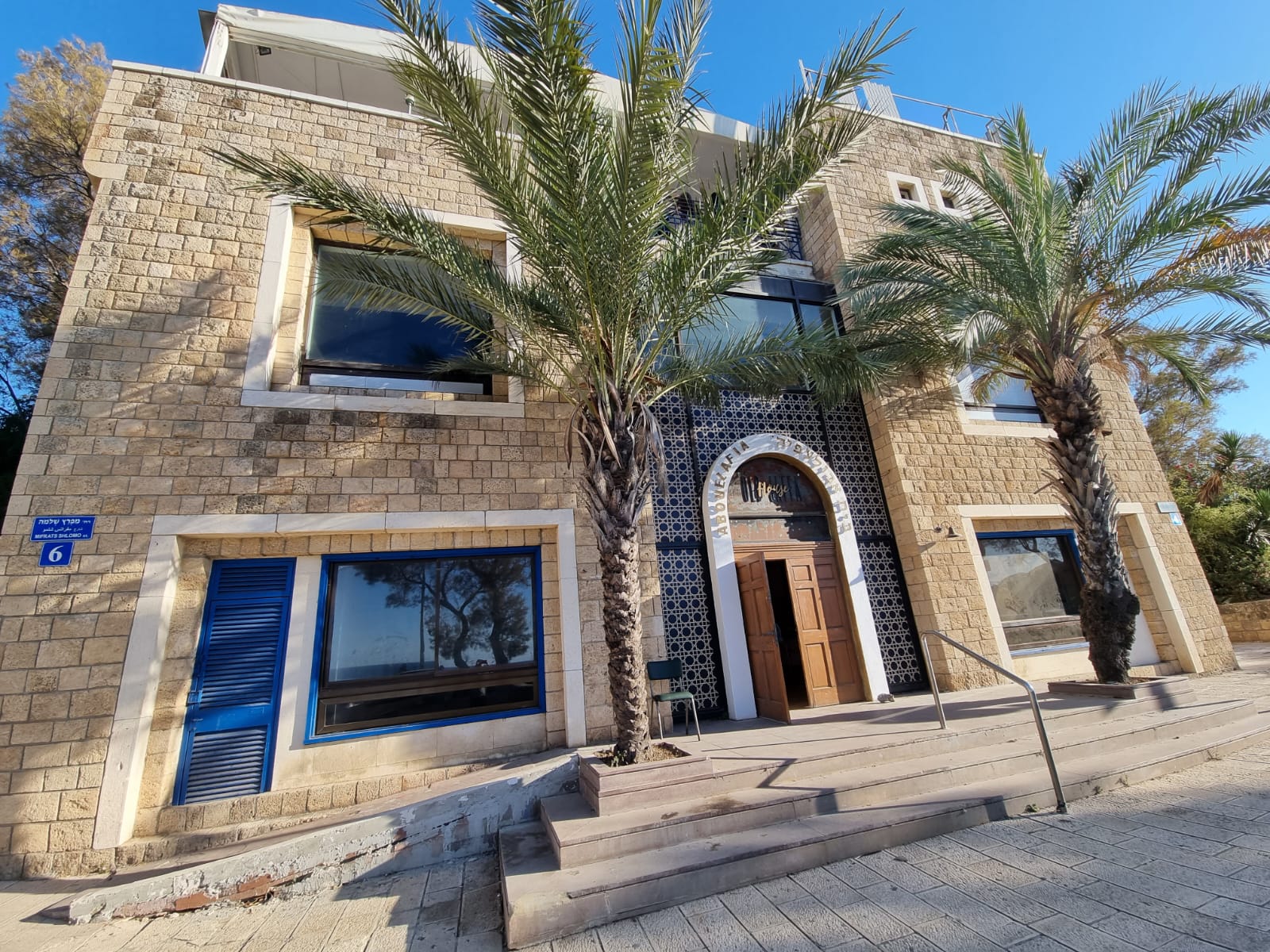 בתל אביב- גם בתי ספר עוברים דירה
