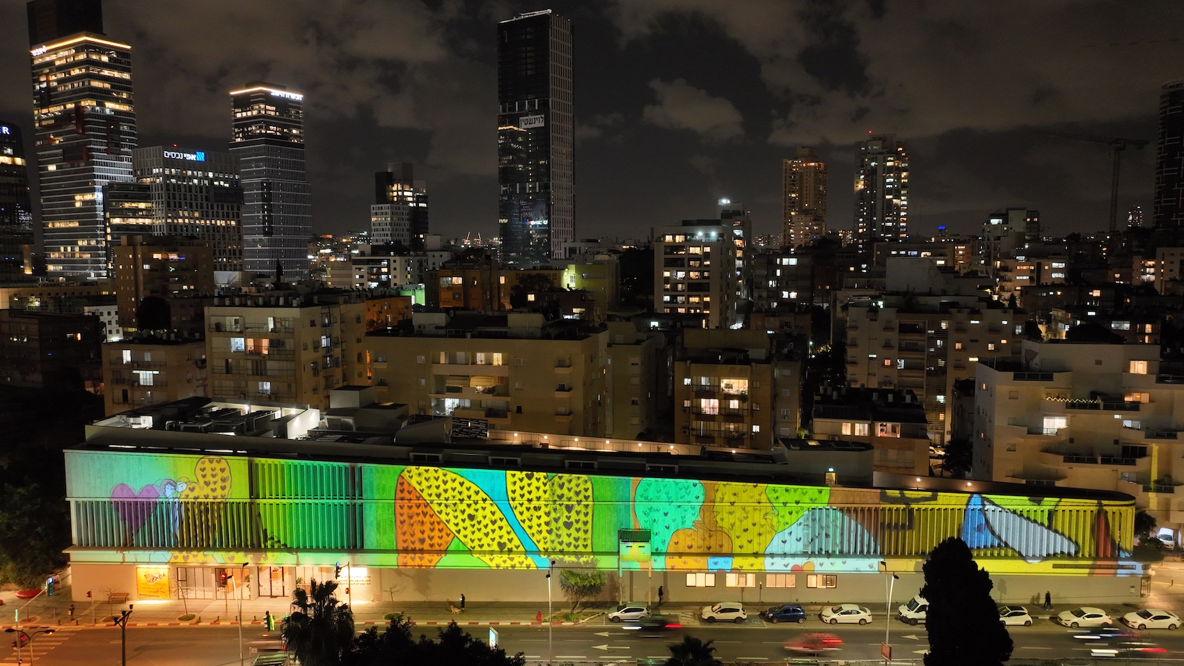 איך הפכו קירות מוזיאון רמת גן למיצג וידאו ארט ענק