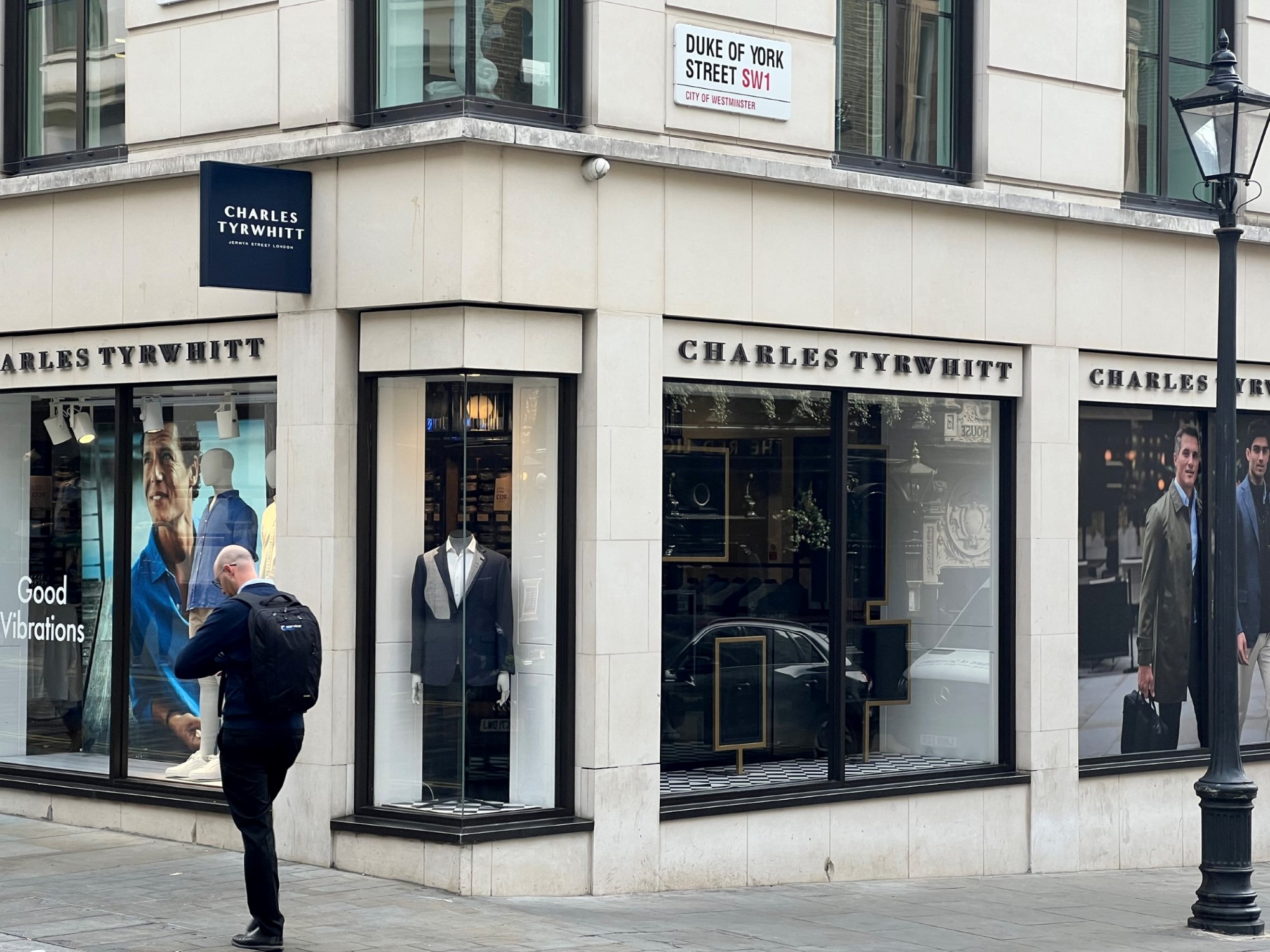 רשת האופנה הבריטית לגברים Charles Tyrwhitt פותחת לראשונה סניפים בישראל: סניף הדגל הראשון יפתח בעופר הקניון הגדול בפתח תקווה בהשקעה הנאמדת בכ – 1.5 מיליון ש