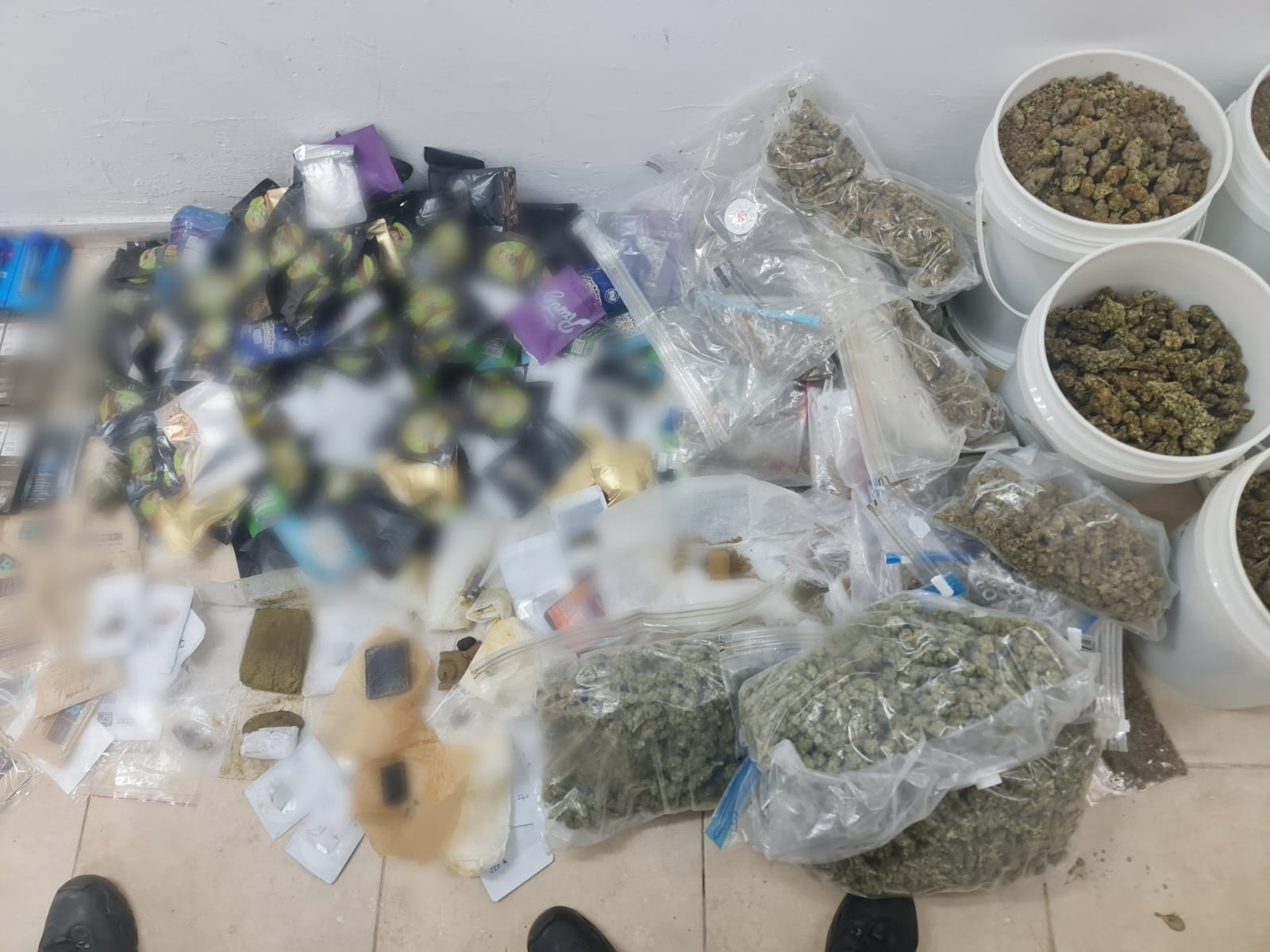 משטרת גבעתיים עצרה חשוד בסחר בסמים שנתפס עם כמות גדולה של סמים וכסף מזומן בסכום של 807,000 ש"ח