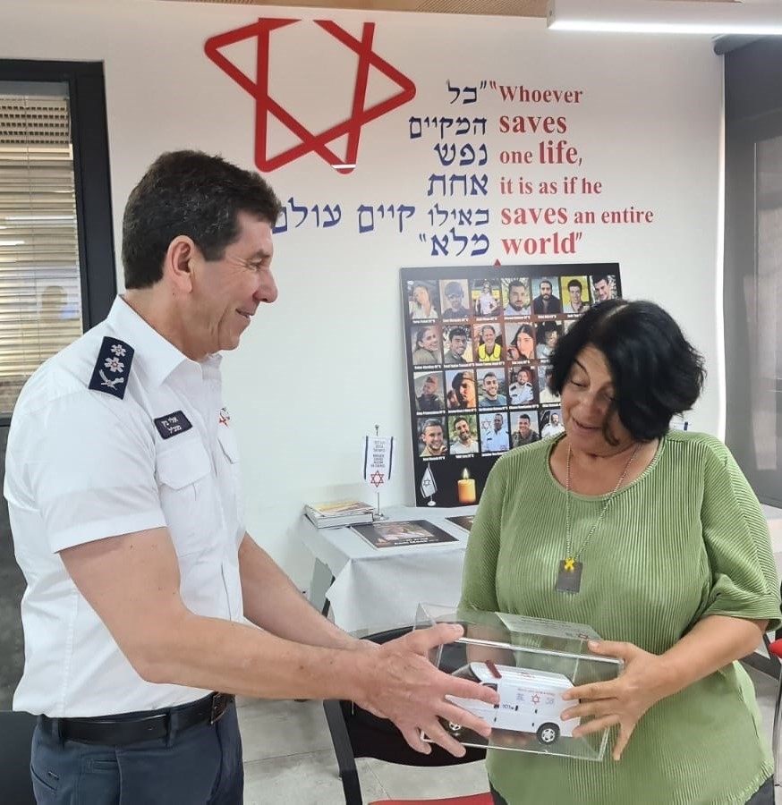 חברת הכנסת מטי צרפתי הרכבי, מטעם מפלגת "יש עתיד" ביקרה במוקד הלאומי של מגן דוד אדום