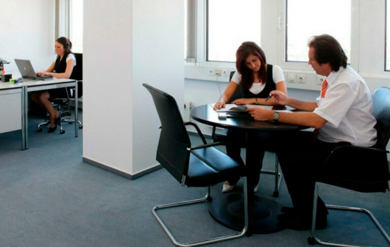 ¿Trabajas muchas horas sentado? Así afecta a tu rótula y favorece la condromalacia
