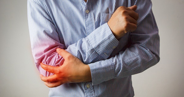 ¿Por qué me duele el codo si ya no hago esfuerzos? Claves de la epicondilitis persistente