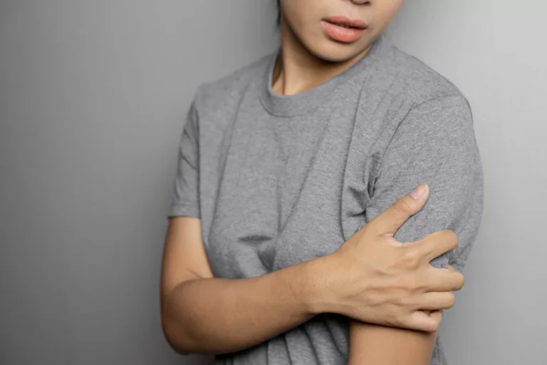 Relación entre estrés y epicondilitis: cómo tus emociones alimentan el dolor de codo