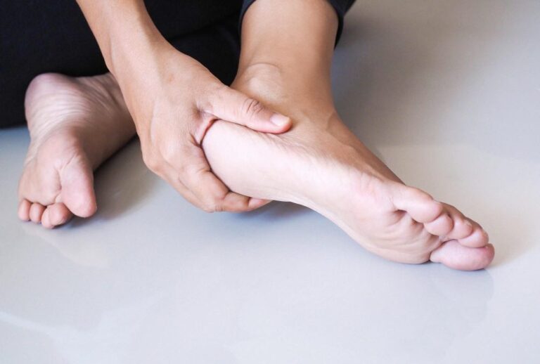 Fascitis plantar crónica: causas ocultas y soluciones reales desde casa