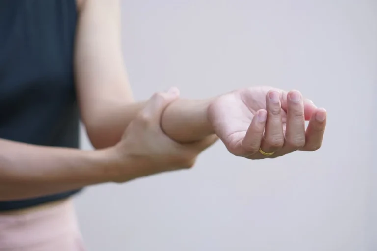 Dolor en la muñeca sin usar el ordenador: otras causas que debes tener en cuenta