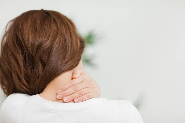 Dolor cervical y problemas de digestión: relación poco conocida que podría sorprenderte