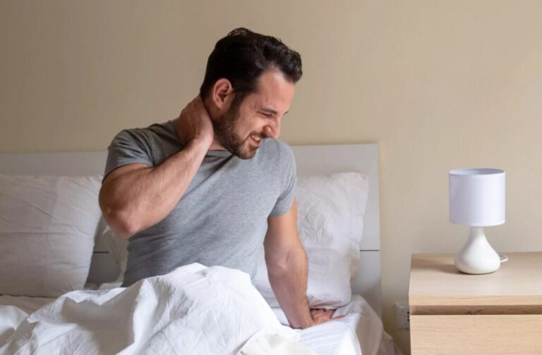 ¿Te despiertas con dolor de cuello? Lo que tu cuerpo está intentando decirte