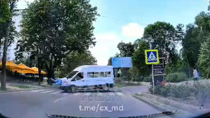  (VIDEO) Un bărbat, spulberat de un microbuz, în timp ce traversa strada pe zebră: Momentul în care este aruncat la sol