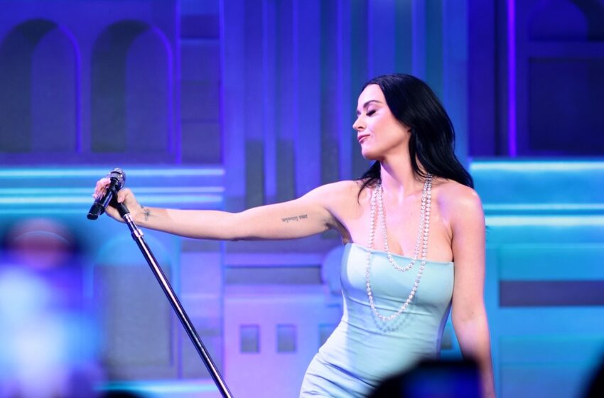  (VIDEO) Katy Perry a întors toate privirile la Paris. Diva a fost îmbrăcată într-o rochie roșie cu o trenă imensă