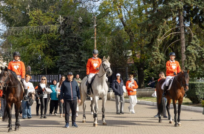  (FOTO) Călare pe cai și-n hanorace personalizate: Flashmob la Bălți în susținerea Irinei Vlah