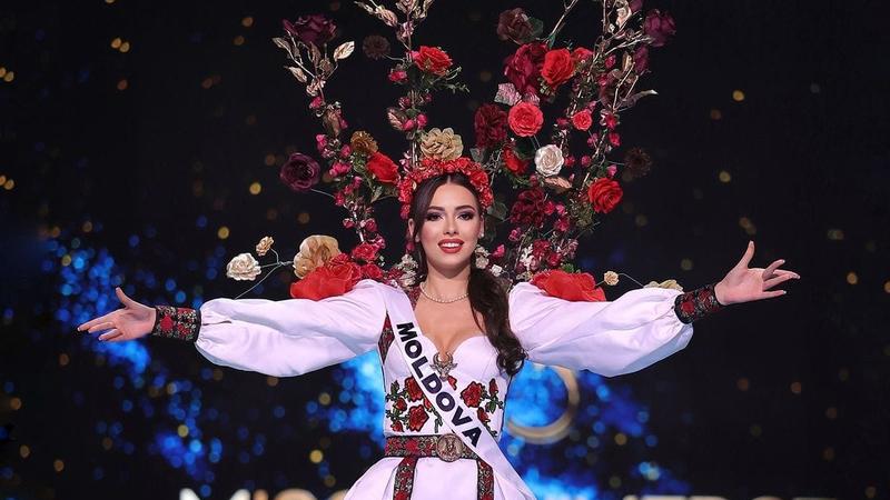  (FOTO/VIDEO) Moldoveanca Djulieta Calalb, apariţie memorabilă la Miss Univers 2024: Tânăra a defilat într-o ținută pictată manual, decorată cu stema Moldovei şi portretul lui Ştefan cel Mare