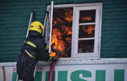  Zece bebeluşi au murit într-un incendiu cumplit, care a cuprins din senin o maternitate din India. 38 de copii au scăpat cu viaţă