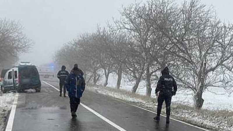  Accident la Cantemir: Trei persoane, printre care 2 copii, răniți, după ce mașina cu care se deplasau a intrat într-un copac