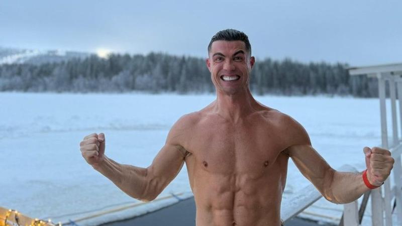  (VIDEO) Cristiano Ronaldo, vacanță în Laponia. Starul din campionatul saudit a făcut o baie la -20 de grade Celsius