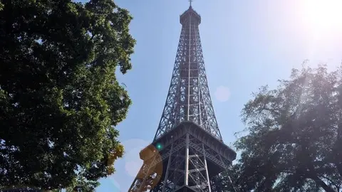  Incendiu la Turnul Eiffel din Paris: Oamenii au fost evacuați