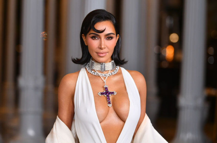  (VIDEO) Kim Kardashian i-a dăruit prietenei ei o mașină de 100.000 de dolari. Cum arată automobilul pe care mulți nici nu l-au văzut în realitate